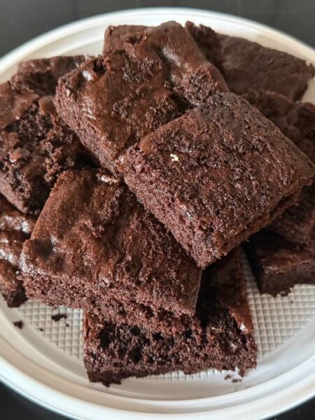 Brownies vom Blech – fertig gebacken und geschnitten