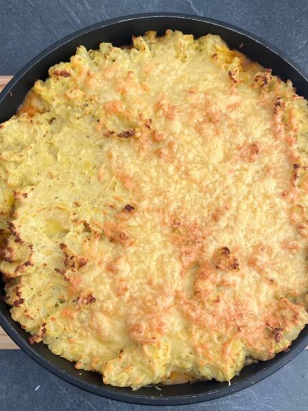Französischer Kartoffel-Hackfleisch-Auflauf mit Tomaten und roten Zwiebeln, goldbraun überbacken