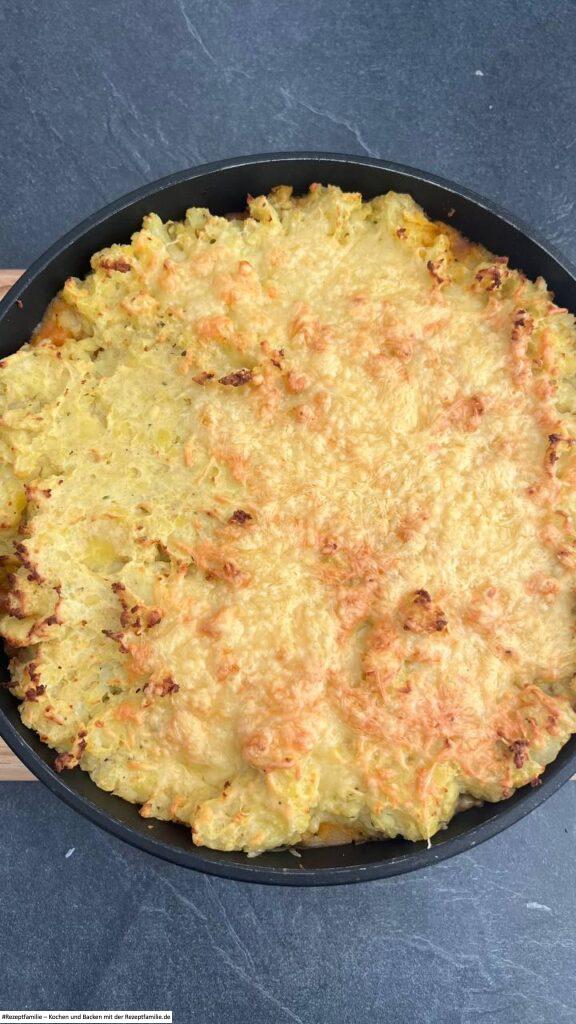 Französischer Kartoffel-Hackfleisch-Auflauf mit Tomaten und roten Zwiebeln, goldbraun überbacken