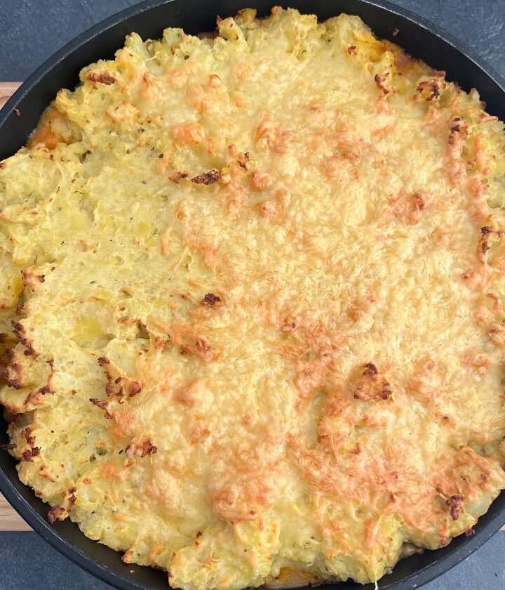 Französischer Kartoffel-Hackfleisch-Auflauf mit Tomaten und roten Zwiebeln 1 Französischer Kartoffel-Hackfleisch-Auflauf mit Tomaten und roten Zwiebeln, goldbraun überbacken