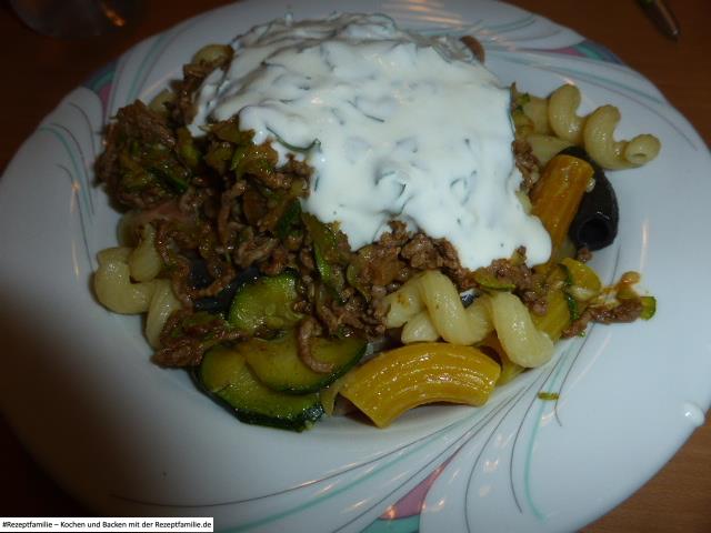 Nudeln mit türkischer Bolognese