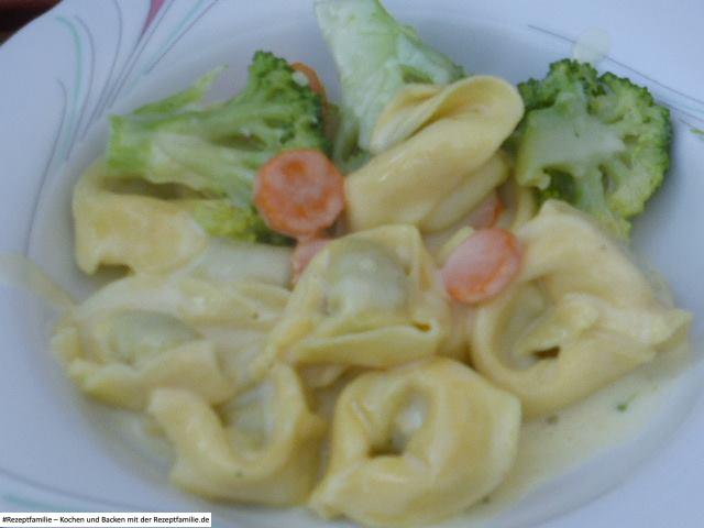 Tortelloni in Käse – Sahne – Gemüse – Sauce