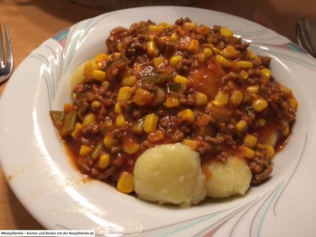 Mini Knödel in einer Mais Hackfleischpfanne
