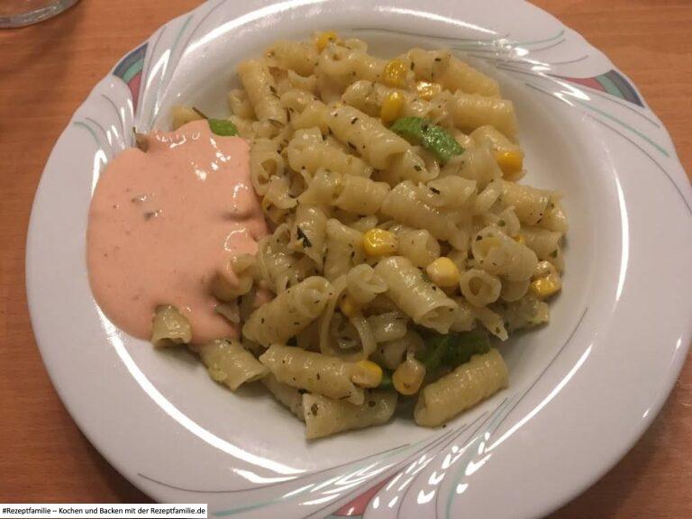 Mais-Zucchine-Nudeln mit Salsadip