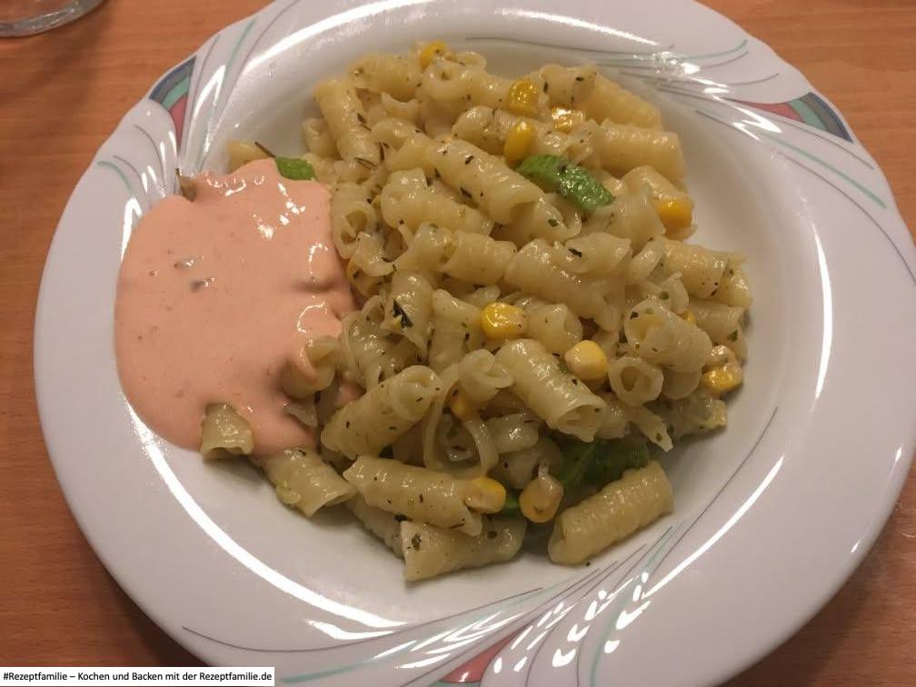 Mais-Zucchine-Nudeln mit Salsadip