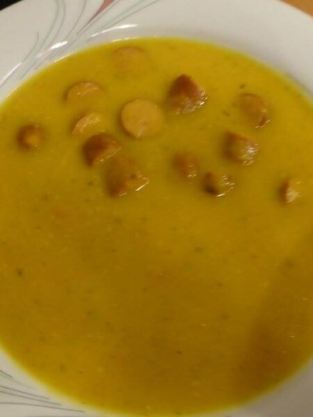 Kürbissuppe mit Wiener Würstchen