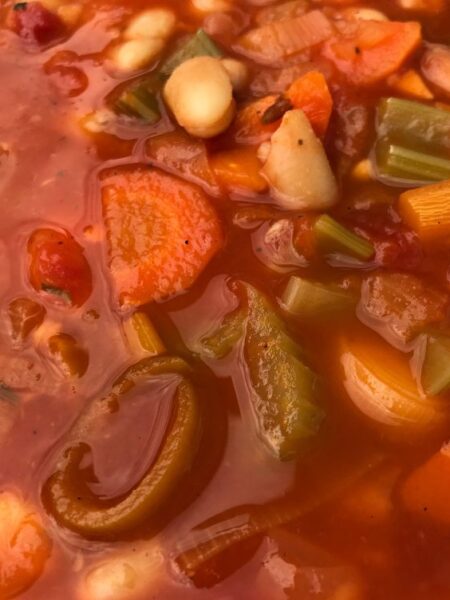 kalorienarme Gemüsesuppe mit weißen Bohnen