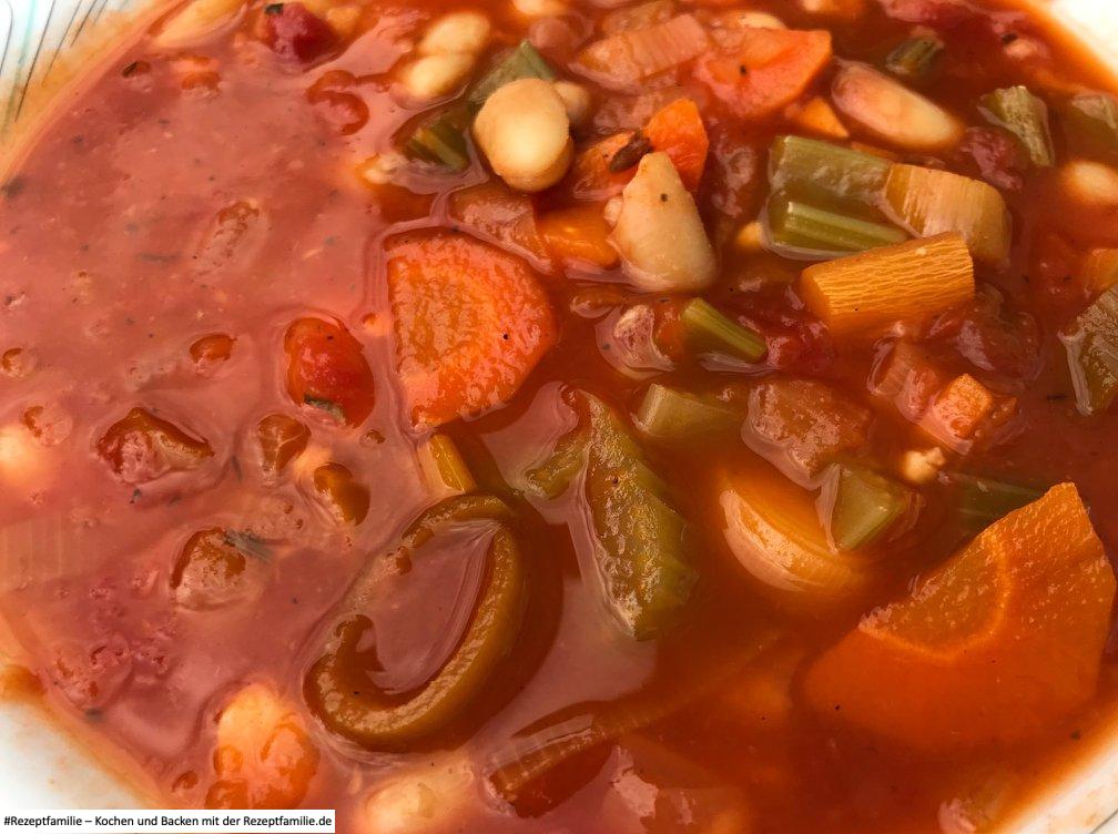 kalorienarme Gemüsesuppe mit weißen Bohnen