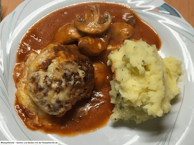Ofenfrikadellen in Pilz-Tomaten-Rahm auf Kartoffelpüree