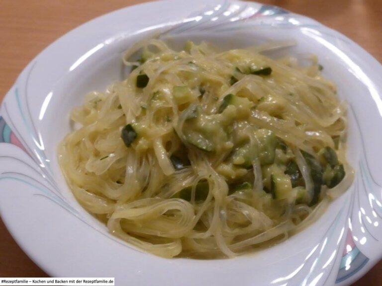 Zucchini mit Glasnudeln in Kokossoße