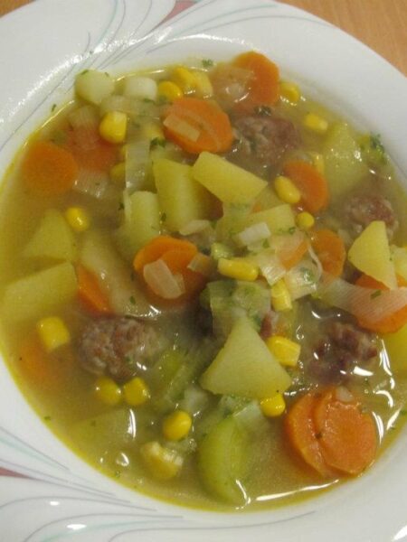Gemüsesuppe mit Fleischbällchen