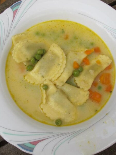 Erbsensuppe mit Ravioli