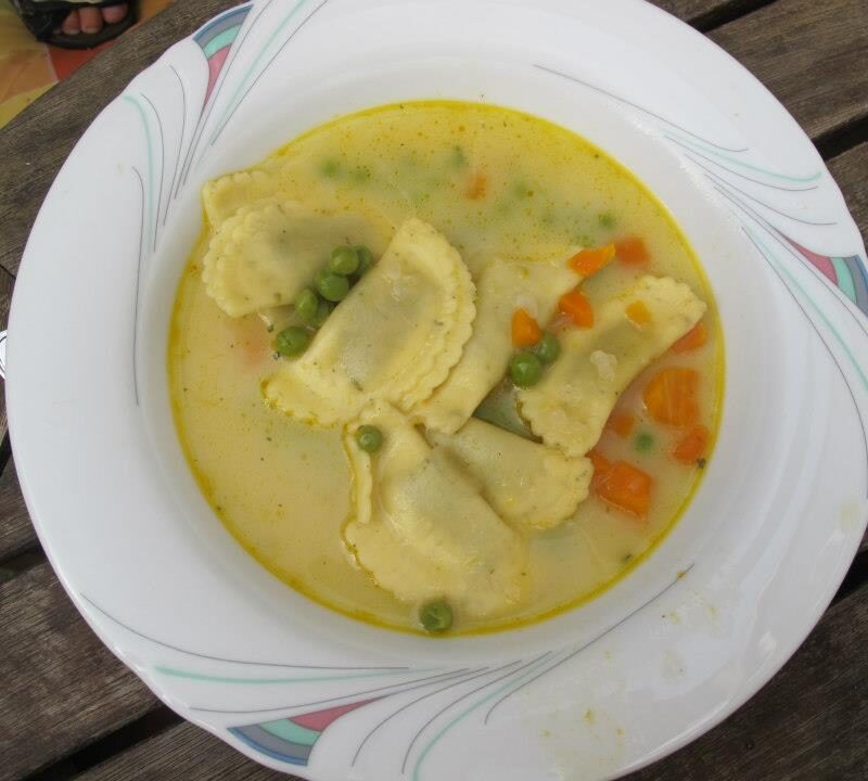Erbsensuppe mit Ravioli