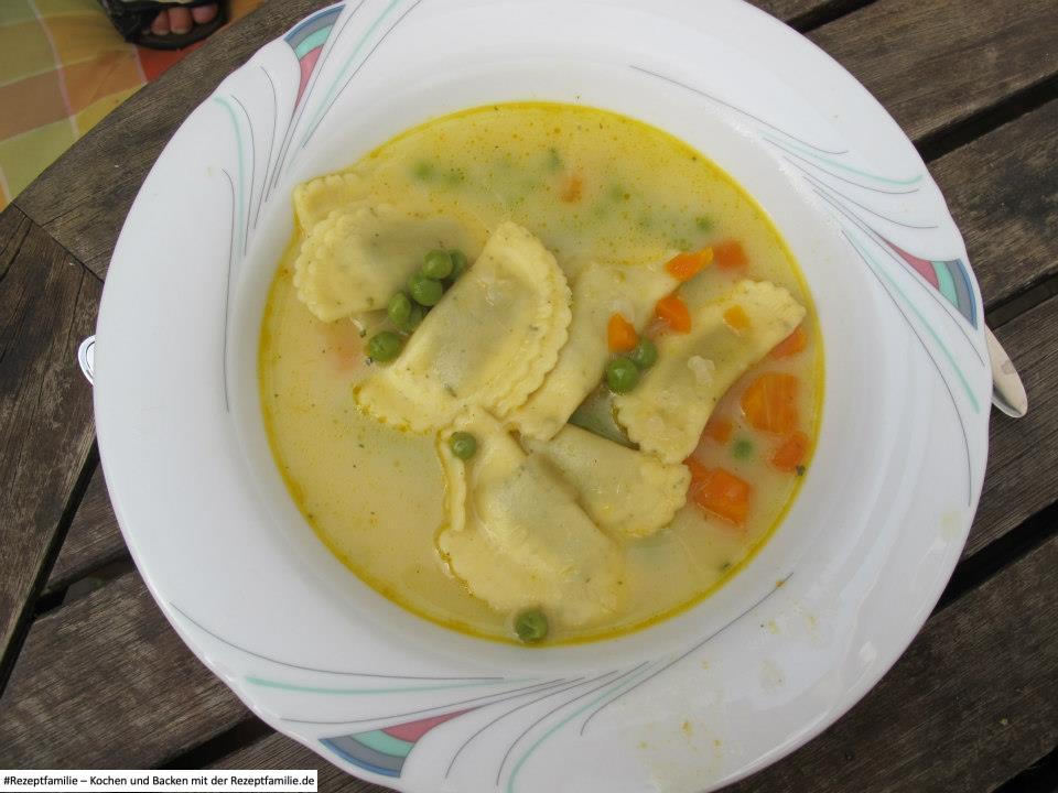 Erbsensuppe mit Ravioli