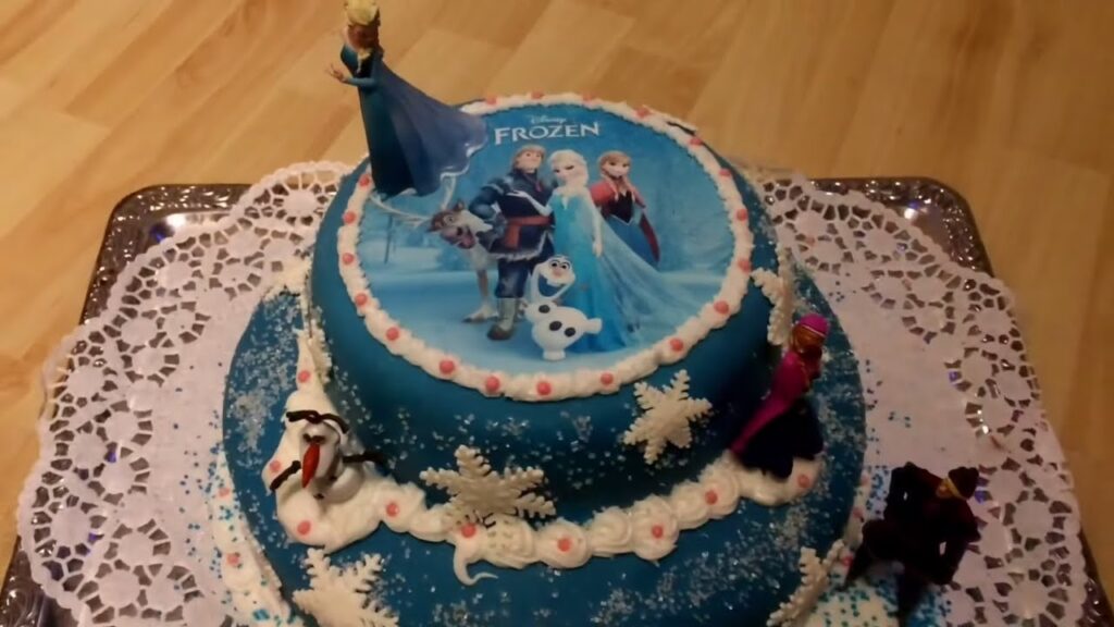 Frozen Torte – Eiskönigin Geburtstagstorte mit Fondant – ein leckerer Kuchen von Rezeptfamilie
