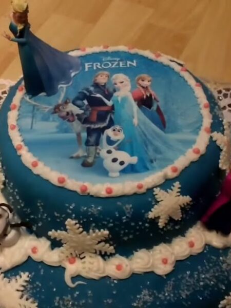 Frozen Torte – Eiskönigin Geburtstagstorte mit Fondant – ein leckerer Kuchen von Rezeptfamilie