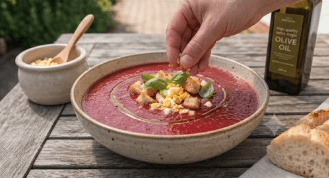 Gemüse für die klassische Gazpacho vorbereiten - Tomaten, Gurke und Paprika schneiden