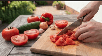 Gazpacho durch ein Sieb streichen für eine feine Konsistenz
