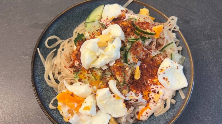 Joghurt Gurken Spaghetti – mit Ei