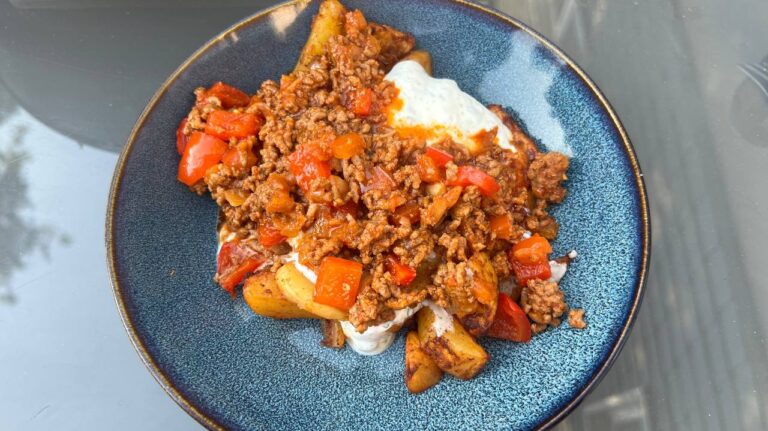 V2 – Saisonorientiert & Entdecker 3 Kartoffel Hack Bowl mit Joghurt