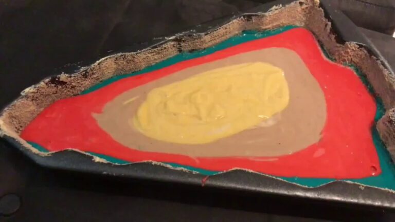 V2 – Saisonorientiert & Entdecker 6 Regenbogenfarbener Tannenbaumkuchen