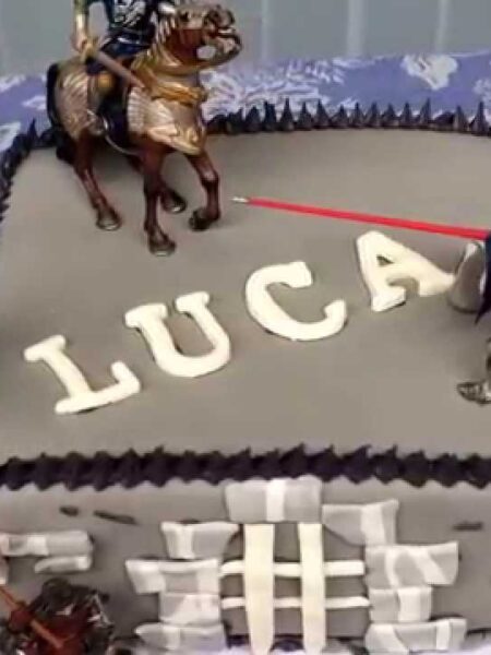 Rittertorte zum 8-jährigen Geburtstag aus Fondant – ein leckerer Kuchen von Rezeptfamilie